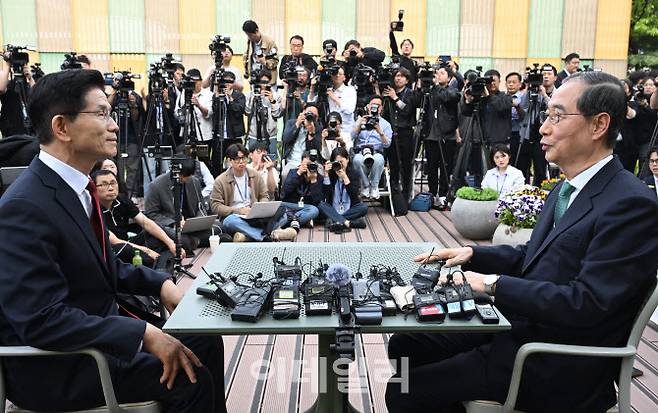 [이데일리 방인권 기자] 김문수 국민의힘 대선 후보가 한덕수 무소속 대선 예비후보가 8일 국회 사랑재에서 단일화를 위한 2차 회동을 진행하고 있다.