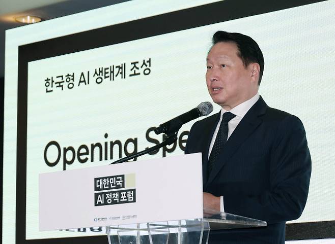 최태원 대한상공회의소 회장(SK그룹 회장)이 9일 서울 중구 서울롯데호텔에서 한국인공지능학회, 한국인공지능법학회와 함께 개최한 ‘대한민국 AI 정책 포럼’에서 개회사를 하고 있다. (사진=대한상의 제공)