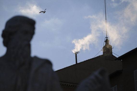 전 세계 133명의 추기경이 고(故) 프란치스코 교황의 후임자를 선출하기 위해 모인 콘클라베(추기경단 비밀회의) 둘째 날인 지난 8일(현지 시각) 바티칸 시스티나 성당 성당 굴뚝에서 새 교황 선출을 알리는 하얀 연기가 피어오르고 있다.(사진=AP/뉴시스)