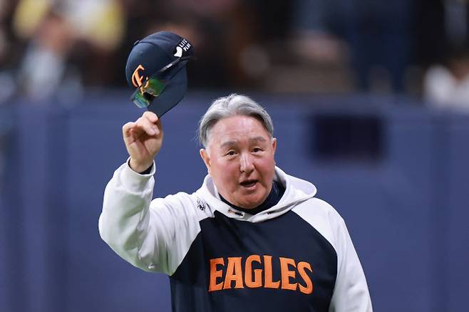 9일 고척스카이돔에서 열린 프로야구 2025 신한 SOL 뱅크 KBO리그 한화이글스와 키움히어로즈 경기. 7-5로 승리하며 26년 만에 10연승을 달성한 한화 김경문 감독이 관중을 향해 인사하고 있다. 사진=연합뉴스