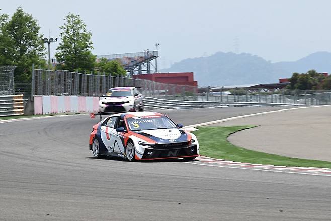 개막전 우승자 최정원 선수(사진 가운데). 사진=TCR 차이니즈