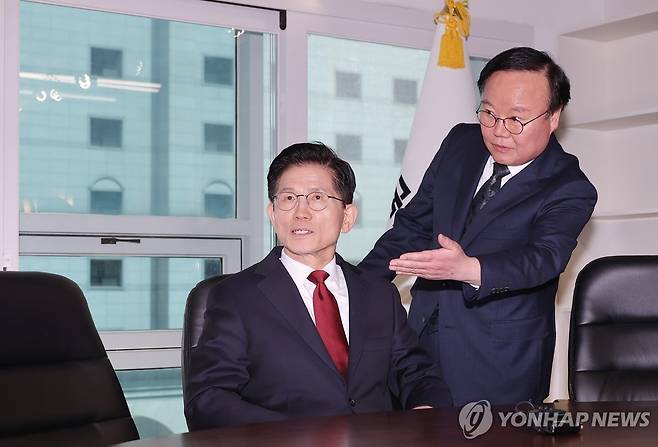 국민의힘 당사 대선 후보 사무실 찾은 김문수 / 연합뉴스