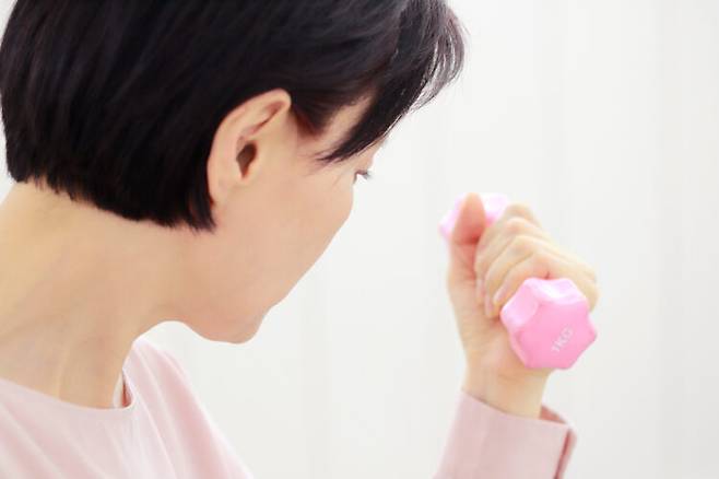 근력 운동을 꾸준히 하면 혈압을 내리는 효과가 있다. 다만 혈압 조절이 잘 안 되는 사람은 힘을 쓰는 운동은 의사와 상담 후 하는 게 좋다. [사진=클립아트코리아]