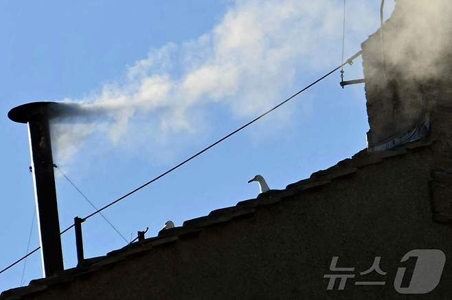 8일(현지시간) 바티칸 시스티나 성당 굴뚝에서 흰 연기가 퍼지고 있다. 2025.05.08.ⓒ AFP=뉴스1