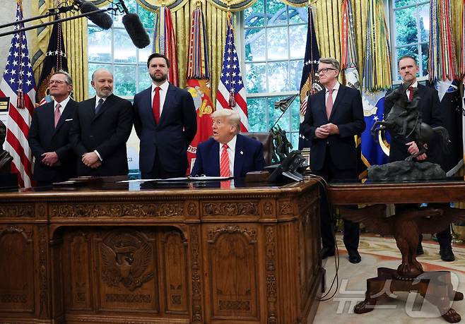 도널드 트럼프 미국 대통령이 8일(현지시간) 워싱턴DC 백악관 집무실에서 영국과의 무역 협정에 대해 발표하는 동안 협상을 진행한 양국 당사자들이 이를 지켜보고 있다. 2025.05.08 ⓒ 로이터=뉴스1 ⓒ News1 류정민 특파원
