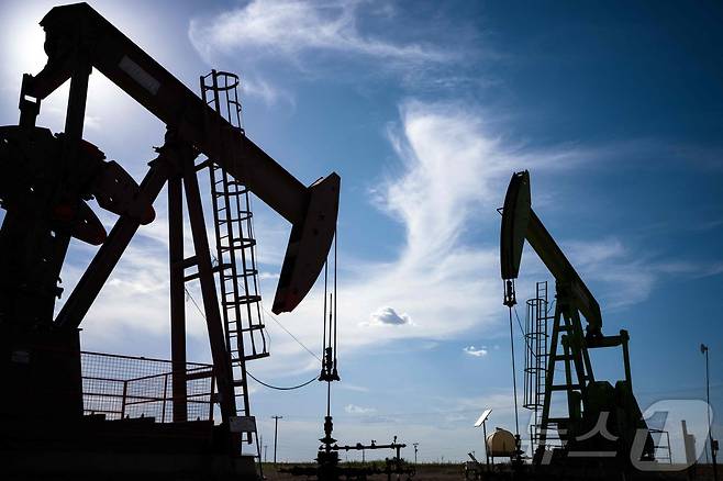 27일(현지시간) 미국 텍사스 스탠턴에 위치한 유전 지대의 모습. 이스라엘과 레바논 간 군사적 긴장이 고조되면서 원유 공급에 대한 우려가 커지자 국제 유가가 1% 상승했다. 2024.06.27 ⓒ AFP=뉴스1 ⓒ News1 임여익 기자