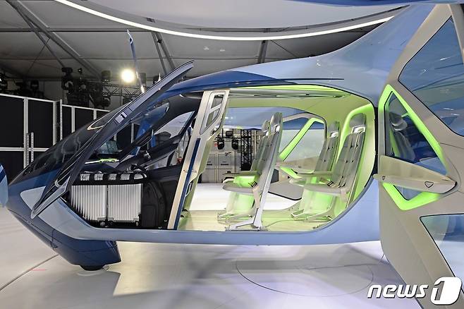 현대자동차그룹 독립 법인 슈퍼널이 지난해 1월 미국 라스베이거스에서 열린 CES 2024에서 차세대 기체 ‘S-A2’의 실물 모형을 최초 공개한 모습<자료사진>. S-A2는 현대차그룹이 2028년 상용화를 목표로 개발중인 전기 수직이착륙(eVTOL)다. (현대차그룹 제공) 2024.1.10/뉴스1