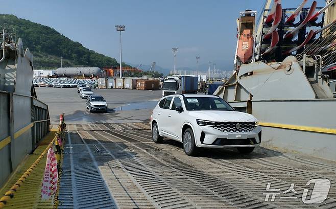 지난 7일 경남 창원시 마산항에서 르노코리아의 중형 SUV 그랑 콜레오스 894대가 중남미 수출 길에 올랐다.(르노코리아 제공)