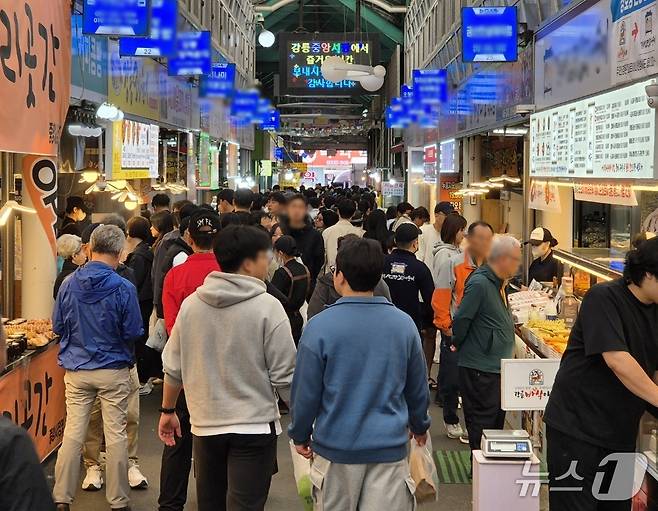 5월 연휴 마지막날이었던 지난 6일 강원 강릉 중앙·성남시장에 나들이객으로 가득하다.2025.5.6/뉴스1 윤왕근 기자