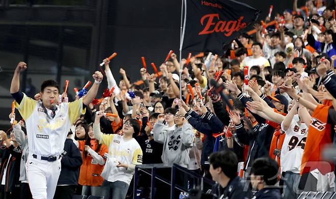 7일 대전 한화생명볼파크에서 열린 '2025 신한 SOL 뱅크 KBO리그' 프로야구 한화 이글스와 삼성라이온즈 경기에서 한화 팬들이 9연승을 앞두고 환호하며 응원을 펼치고 있다. 2025.5.7/뉴스1 ⓒ News1 김기남 기자