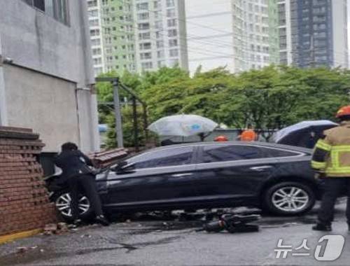 9일 오전 11시 20분쯤 광주 북구 각화동의 한 주차장에서 70대 여성이 몰던 승용차가 벽을 들이받은 모습.(광주 북구 제공. 재판매 및 DB 금지)