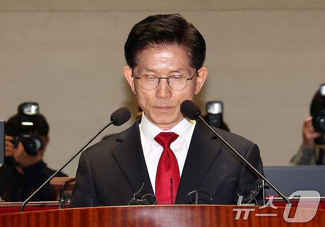 김문수 국민의힘 대통령 후보가 9일 오전 서울 여의도 국회에서 열린 의원총회에서 인사말 도중 생각에 잠겨 있다. 2025.5.9/뉴스1 ⓒ News1 김민지 기자