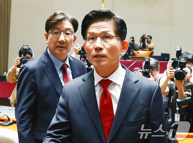 김문수 국민의힘 대통령 후보가 9일 오전 서울 여의도 국회에서 열린 의원총회에 참석한 뒤 나오고 있다. 왼쪽은 권성동 원내대표. 2025.5.9/뉴스1 ⓒ News1 김민지 기자