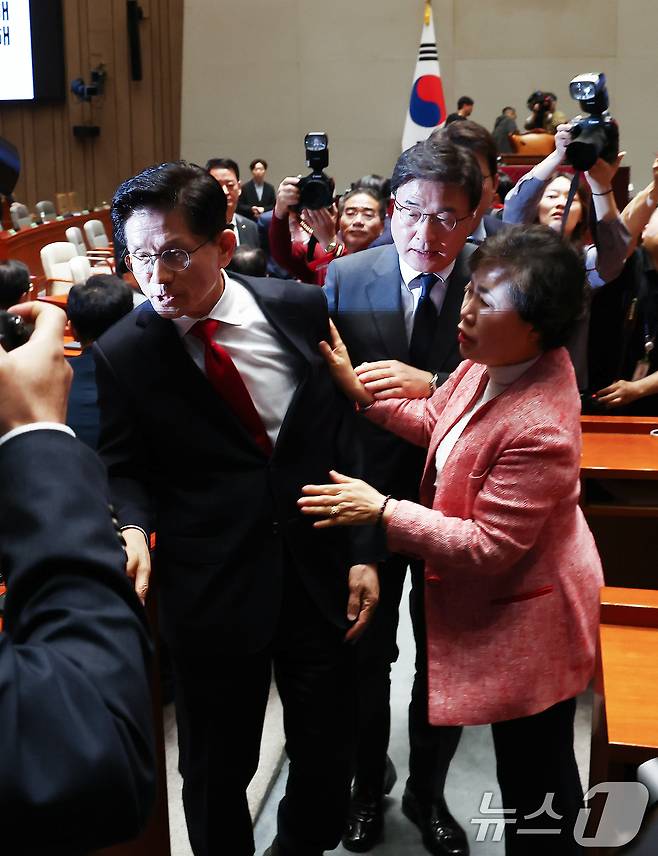 김문수 국민의힘 대통령 후보가 9일 서울 여의도 국회에서 열린 의원총회에서 "무소속을 당 후보 만들려 불법부당 수단 동원, 중단하라＂며 입장을 밝힌 뒤 의총장을 떠나자 의원들이 이를 말리고 있다. 2025.5.9/뉴스1 ⓒ News1 김민지 기자