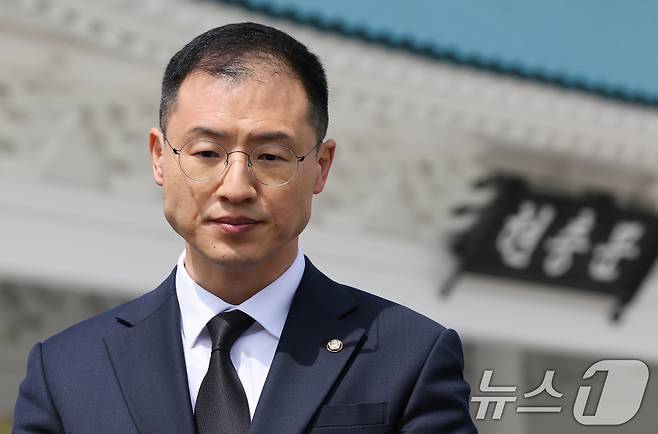 탈당 압박을 받아온 김상욱 국민의힘 의원이 8일 서울 동작구 현충원을 참배한 뒤 거취에 대한 입장을 밝히고 있다. 2025.5.8/뉴스1 ⓒ News1 허경 기자