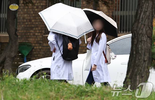 교육부는 전국 40개 의과대학 재학생 총 1만 9475명 중 42.6%인 8305명을 유급, 46명을 제적 처리한다고 9일 밝혔다.  사진은 서울 시내 의과대학의 모습. 2025.5.9/뉴스1 ⓒ News1 허경 기자