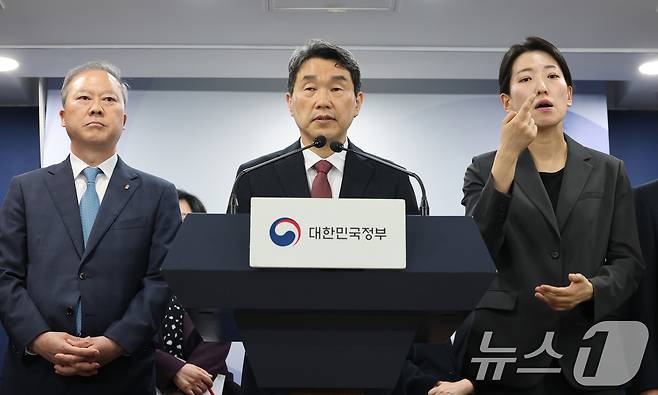 이주호 사회부총리 겸 교육부 장관이 17일 서울 종로구 정부서울청사에서 2026학년도 의대 모집인원 조정 방향 관련 브리핑을 하고 있다.  2025.4.17/뉴스1 ⓒ News1 임세영 기자