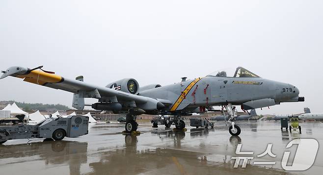 9일 경기 평택시 주한미군 오산공군기지에서 열린 '오산 에어파워데이 2025 미디어데이'에서 퇴역을 앞둔 A-10 공격기가 공개되고 있다. 2025.5.9/뉴스1 ⓒ News1 김영운 기자