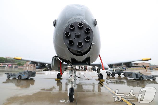 9일 경기 평택시 주한미군 오산공군기지에서 열린 '오산 에어파워데이 2025 미디어데이'에서 퇴역을 앞둔 A-10 공격기가 공개되고 있다. 2025.5.9/뉴스1 ⓒ News1 김영운 기자