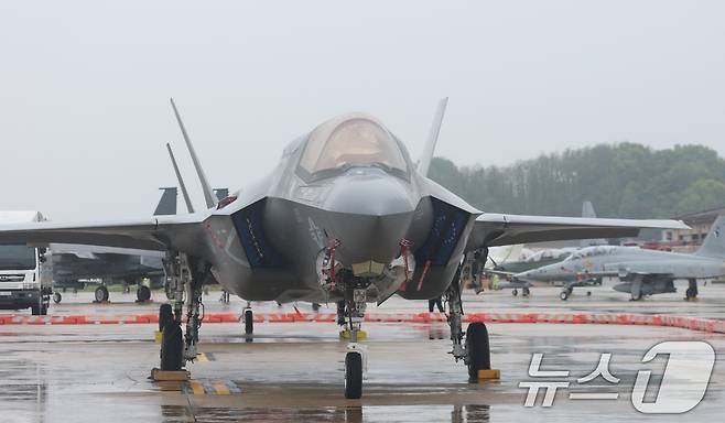9일 경기 평택시 주한미군 오산공군기지에서 열린 '오산 에어파워데이 2025 미디어데이'에서 미 해병대 F-35B가 공개되고 있다. 2025.5.9/뉴스1 ⓒ News1 김영운 기자