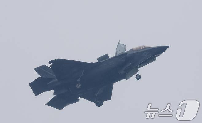 9일 경기 평택시 주한미군 오산공군기지에서 열린 '오산 에어파워데이 2025 미디어데이'에서 미 해병대 F-35B가 시범 비행을 하고 있다. 2025.5.9/뉴스1 ⓒ News1 김영운 기자