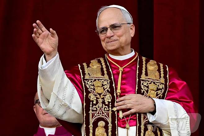 버트 프랜시스 프레보스트 새 교황이 8일(현지시간) 첫 미국인 출신으로 제267대 교황에 선출된 뒤 즉위 명 '레오 14세'로 바티칸의 성 베드로 대성당의 발코니에 나와 인사를 하고 있다. 2025.05.09 ⓒ AFP=뉴스1 ⓒ News1 우동명 기자