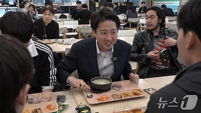 이준석 개혁신당 대선 후보가 서울 종로구 성균관대 학생식당에서 학생들과 점심식사를 하고 있다. 2025.5.9./뉴스1