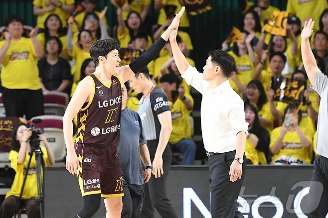 5일 경남 창원체육관에서 열린 '2024-25 KCC 프로농구 챔피언결정전 3차전' 창원 LG 세이커스와 서울 SK 나이츠의 경기, 창원 LG 조상현 감독이 허일영과 하이파이브를 하고 있다. (KBL 제공, 재판매 및 DB금지)