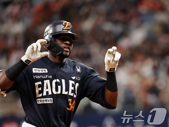 9일 오후 서울 구로구 고척스카이돔에서 열린 프로야구 '2025 신한 SOL뱅크 KBO리그' 한화 이글스와 키움 히어로즈의 경기 5회초 2사 주자 없는 상황에서 솔로홈런을 친 한화 플로리얼이 기뻐하고 있다. 2025.5.9/뉴스1 ⓒ News1 황기선 기자