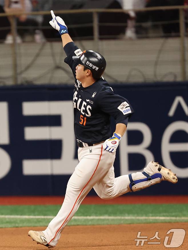 9일 오후 서울 구로구 고척스카이돔에서 열린 프로야구 '2025 신한 SOL뱅크 KBO리그' 한화 이글스와 키움 히어로즈의 경기 9회말 2사 주자 없는 상황에서 솔로홈런을 친 한화 문현빈이 기뻐하고 있다. 2025.5.9/뉴스1 ⓒ News1 황기선 기자