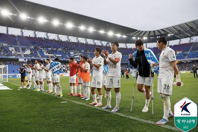 포항 선수들이 울산전이 끝난 뒤 원정 응원 온 팬께 인사하고 있다. 사진 | 한국프로축구연맹
