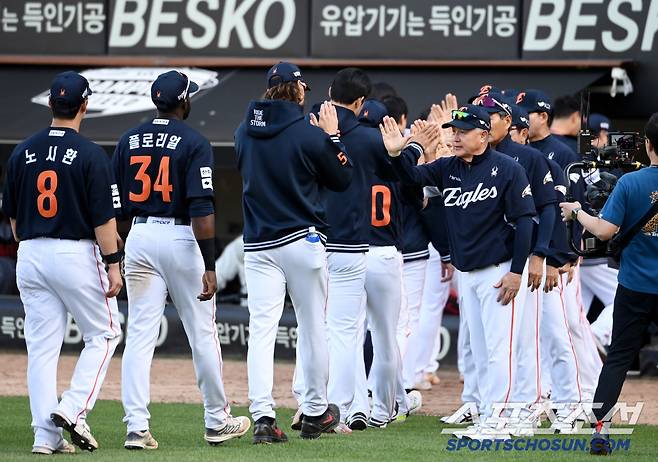 4일 광주KIA챔피언스필드에서 열린 한화와 KIA의 경기, 한화가 3대1로 승리하며 6연승을 달렸다. 승리의 기쁨을 나누는 김경문 감독과 폰세의 모습.광주=허상욱 기자wook@sportschosun.com/2025.05.04/