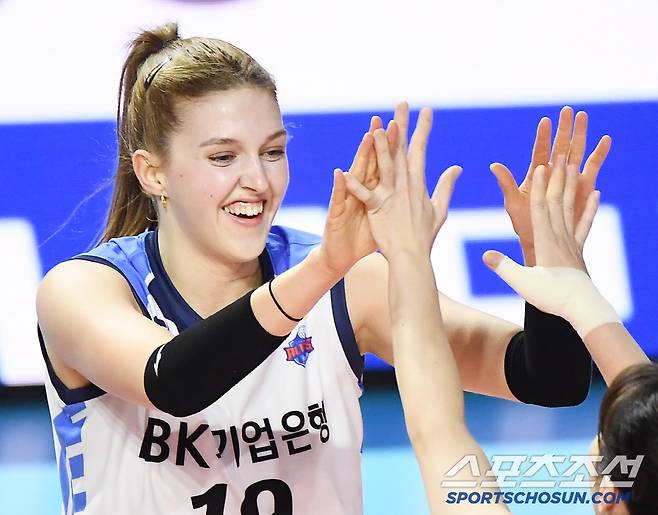 25일 인천 삼산월드체육관에서 열린 흥국생명과 IBK기업은행의 경기. IBK기업은행 빅토리아가 득점 후 환호하고 있다. 인천=정재근 기자 cjg@sportschosun.com/2025.2.25/