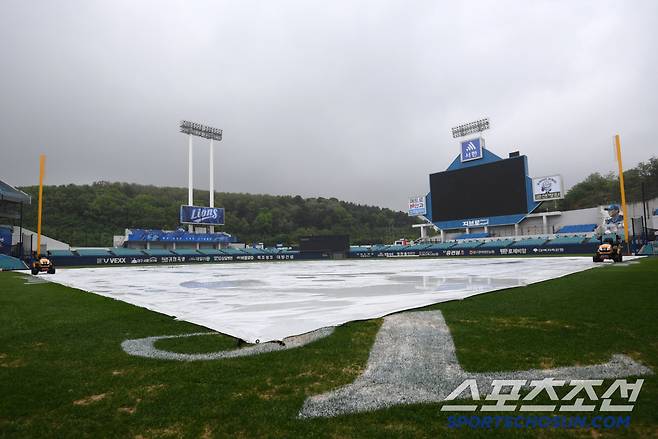 9일 대구 라이온즈파크에서 열릴 삼성 라이온즈와 LG 트윈스의 경기를 앞두고 비가 내리고 있다. 대구=박재만 기자 pjm@sportschosun.com