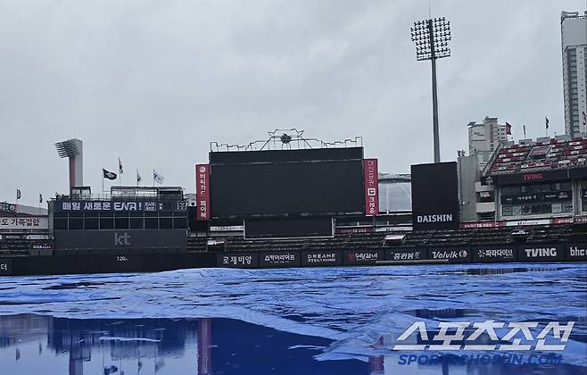9일 롯데-KT전이 예정된 수원 KT위즈파크. 방수포 위로 비가 많이 내린 모습이다. 수원=권인하 기자