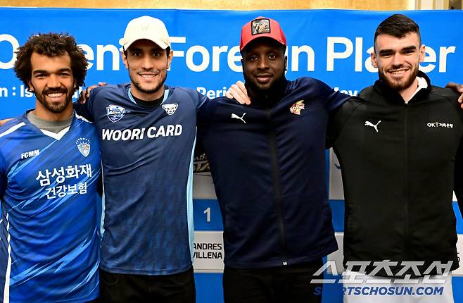 삼성화재 마이클 아히, 우리카드 하파엘 아라우죠, 한국전력 쉐론 베논 에반스, OK저축은행 디미타르 디미트로프(왼쪽부터)가 밝게 웃고 있다. 사진제공=KOVO