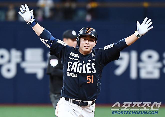 9일 서울 고척스카이돔에서 열린 한화-키움전. 9회초 1사 문현빈이 역전 솔로포를 친 후 환호하고 있다. 고척=정재근 기자 cjg@sportschosun.com/2025.5.9/