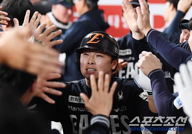 9일 서울 고척스카이돔에서 열린 한화-키움전. 9회초 1사 문현빈이 역전 솔로포를 친 후 환영받고 있다. 고척=정재근 기자 cjg@sportschosun.com/2025.5.9/