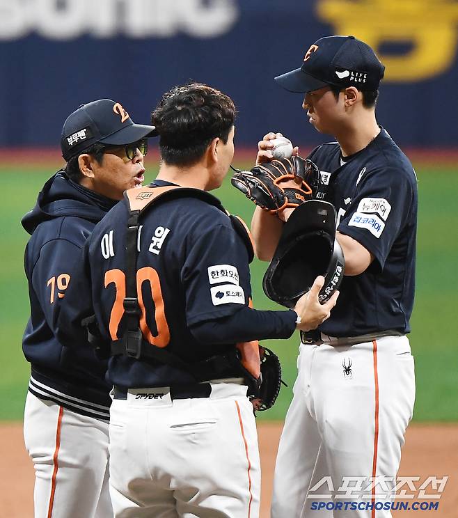 9일 서울 고척스카이돔에서 열린 한화-키움전. 선발투수 엄상백이 1회 홈런 2개를 허용하자 양상문 코치가 올라가 조언하고 있다. 고척=정재근 기자 cjg@sportschosun.com/2025.5.9/