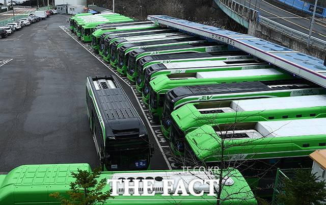 9일 서울시 버스노조 등에 따르면 서울을 포함한 22개 지역 버스노조는 임단협 협상 결렬시 오는 28일부터 전국 동시 파업에 돌입한다./서울시