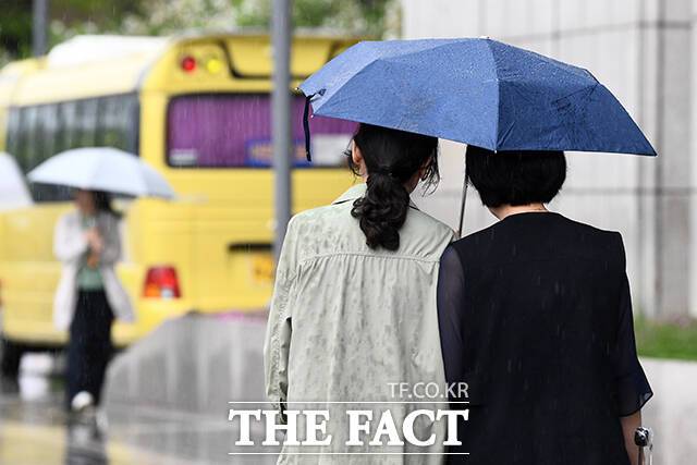 봄수요일인 9일 전국 대부분 지역에서 비가 내리겠다. 이날 아침 최저기온은 영하 10~15도, 낮 최고기온은 15~20도의 분포를 보이겠다. /서예원 기자