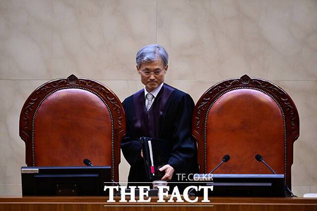 고위공직자범죄수사처(공수처)가 이재명 더불어민주당 대선 후보 사건을 파기환송 했다는 이유로 고발된 조희대 대법원장 사건 수사에 착수했다. 조희대 대법원장이 1일 오후 서울 서초구 대법원에서 이재명 더불어민주당 대선 후보의 공직선거법 위반 사건 상고심 선고를 위해 입정하고 있다. /남윤호 기자