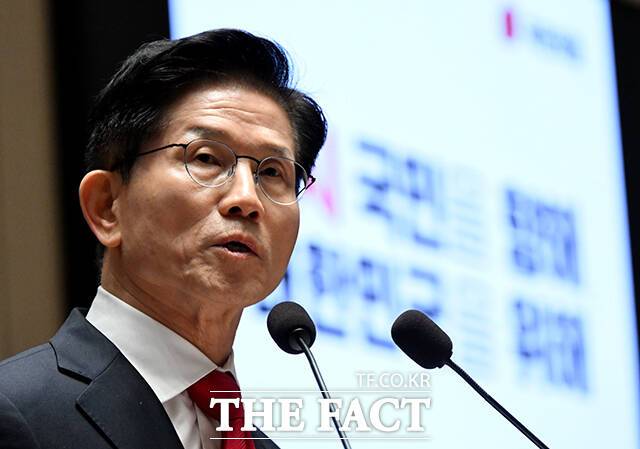 김문수 국민의힘 대선 후보가 9일 오후 서울 여의도 국회에서 열린 의원총회에 참석해 인사말을 하고 있다. /국회=배정한 기자