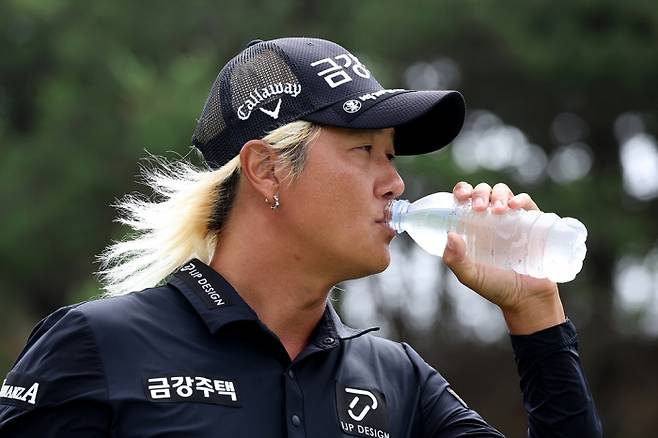 통풍약 먹었다가 금지약물 복용으로 6개월 출전 정지 징계받은 허인회. 사전 또는 사후에라도 신고를 제대로 했더라면 징계를 피할 수 있어 아쉬움을 남겼다. 통풍에는 물을 충분히 마셔야 한다. 코리안투어 제공