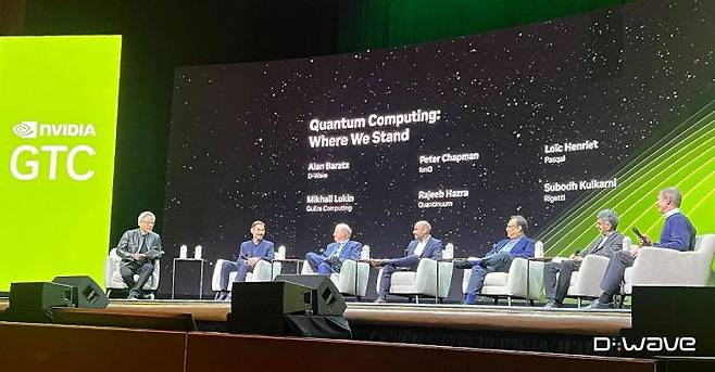 젠슨 황(사진 왼쪽) 엔비디아 CEO가 지난 3월 GTC 2025 행사에서 디웨이브 등 주요 양자컴퓨터 기업 관계자들과 대담하고 있다. 사진=디웨이브 X