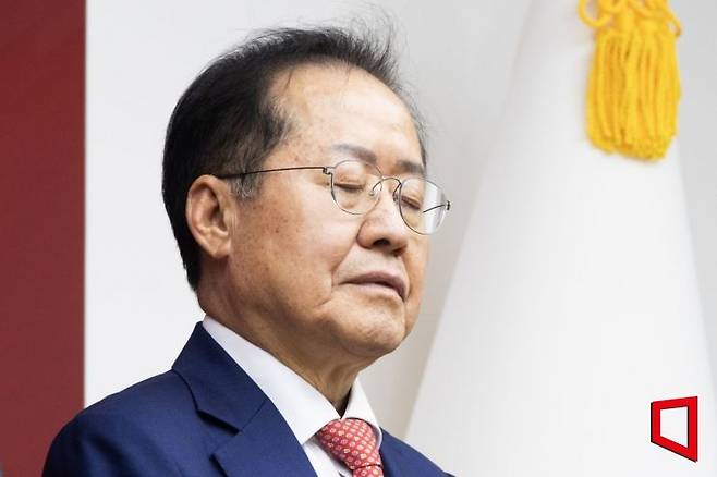 제21대 대통령후보자 국민의힘 3차 경선 진출에서 탈락한 홍준표 후보가 29일 오후 서울 여의도 국민의힘 중앙당사에서 진출자들의 소감을 듣고 있다.  2025.4.29 국회사진기자단