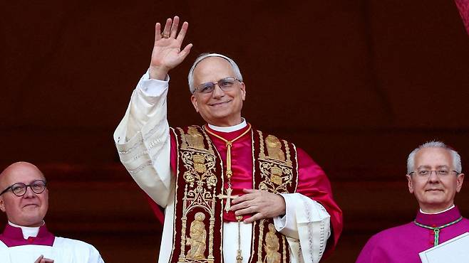 새 교황 '레오14세'로 선출된 미국의 로버트 프리보스트 추기경이 8일(현지시간) 성 베드로 대성전 '강복의 발코니'로 나와 군중들을 향해 손을 흔들고 있다