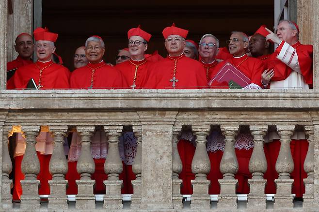 레오 14세가 새 교황으로 선출된 8일 성 베드로 대성전 발코니에서 한국의 유흥식 추기경(앞 줄 왼쪽에서 두번 째)을 비롯한 추기경들이 환한 미소를 짓고 있다