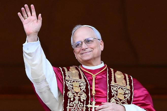 새로 선출된 교황 레오 14세,로버트 프란시스 프리보스트 추기경이 8일 바티칸 성 베드로 대성당 중앙 발코니에 모습을 드러내 신자들에게 축복을 하고 있다./EPA 연합뉴스