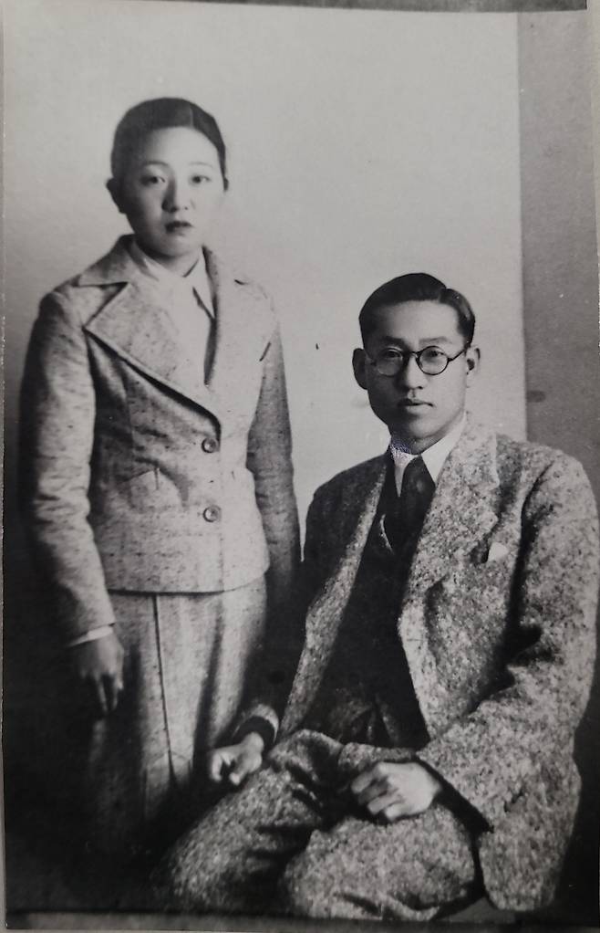 세살 터울 여동생 석주선(왼쪽)은 1.4후퇴 때 오빠의 유고를 키높이 배낭에 담아 부산까지 들고왔다.  석주명 대표작 '한국산접류분포도'(1973)를 비롯, 그의 저작이 세상의 빛을 보게 된 것은 석주선의 노력이 결정적이었다.  석주선은 오빠 권유로 일본에 유학하며 훗날 한국 복식사 권위자가 됐다.